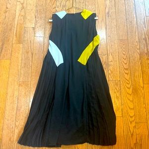 Elegant sleeveless pleated dress. Size medium